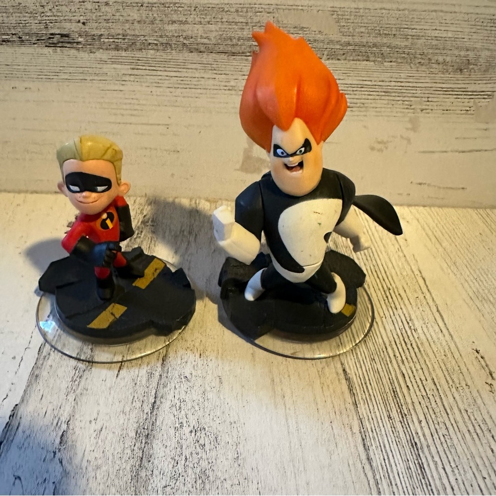 Disney Infinity The Incredibles Syndrome and The Incredibles Dash Figure